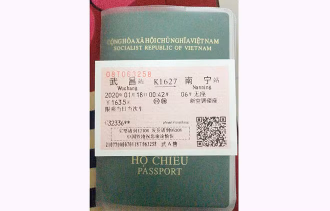 Tấm vé vét mà Đình và bạn mua được để trở về Việt Nam. Tấm vé vét mà Đình và bạn mua được để trở về Việt Nam.