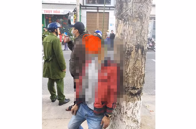 Người đàn ông chết trong tư thế treo cổ.