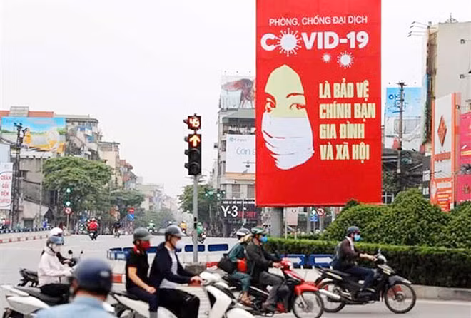 Tranh cổ động tấm lớn tuyên truyền phòng, chống dịch COVID-19 được đặt ở các điểm nút giao thông của Thủ đô Hà Nội.