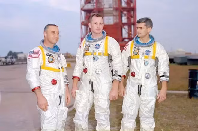 Ba phi hành gia Mỹ trong vụ tai nạn tàu "Apollo 1" năm 1967. Ba phi hành gia Mỹ trong vụ tai nạn tàu "Apollo 1" năm 1967.