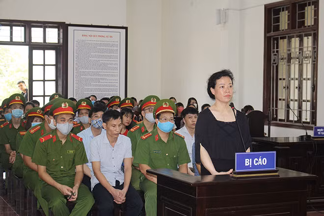 Diệp Thị Hồng Liên. phó trưởng phòng Khảo thí là tổ trưởng Tổ thư ký BCĐ kỳ thi, ủy viên HĐT, Phó trưởng Ban thư ký HĐT, phó trưởng Ban chấm thi, phụ trách Tổ chấm bài thi tự luận môn Ngữ văn.