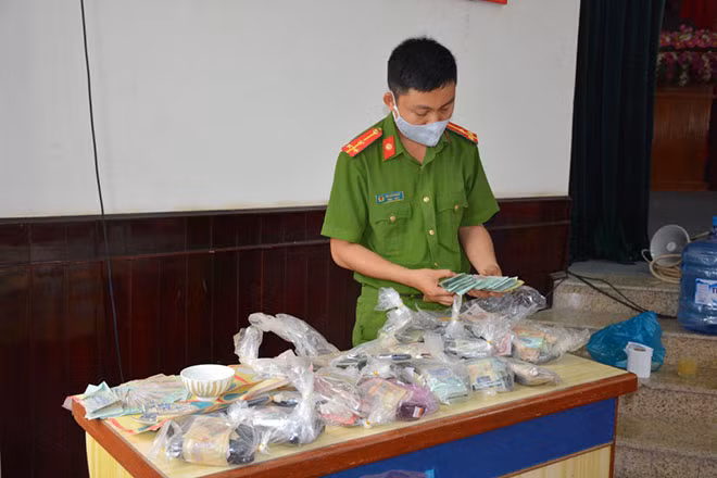 Tang vật tiền tạm giữ.