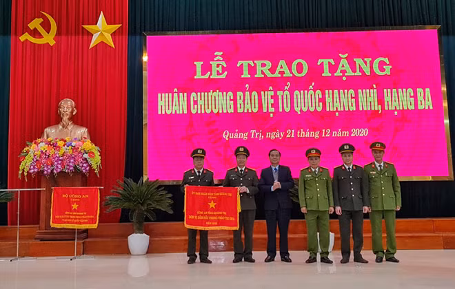 Ông Võ Văn Hưng, Chủ tịch UBND tỉnh Quảng Trị trao tặng Cờ thi đua của UBND tỉnh Quảng Trị cho Công an tỉnh Quảng Trị.