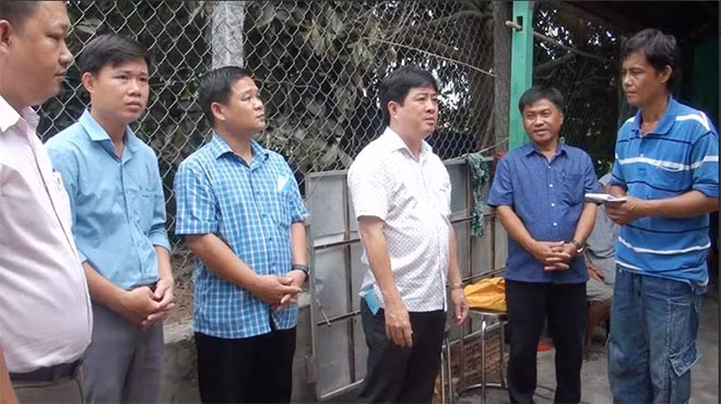 Lãnh đạo địa phương đến động viên và trao tiền hỗ trợ cho gia đình bà Nhựt