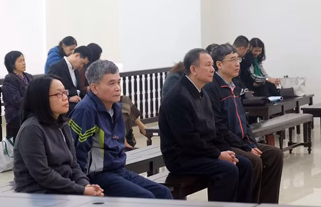 Bị cáo Lê Bạch Hồng, Nguyễn Huy Ban và đồng phạm tại phiên toà phúc thẩm.