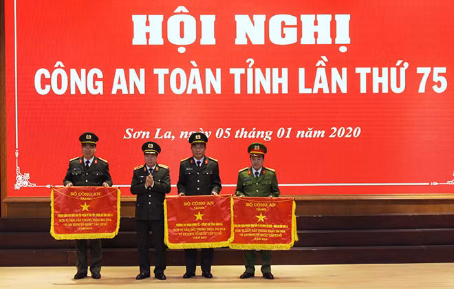 Thứ trưởng Bùi Văn Nam trao Cờ thi đua của Bộ Công an tặng các đơn vị. Thứ trưởng Bùi Văn Nam trao Cờ thi đua của Bộ Công an tặng các đơn vị.