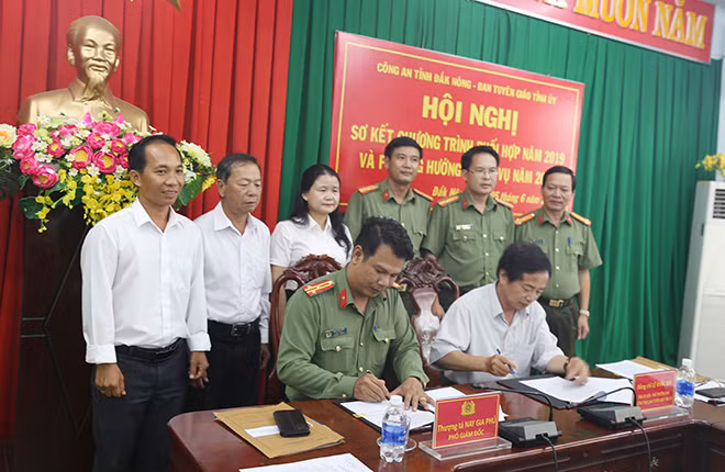 Lãnh đạo 2 đơn vị ký kết chương trình phối hợp trong thời gian tới.