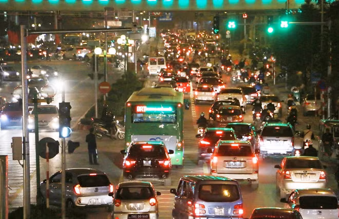 Có làn đường dành riêng nhưng xe buýt nhanh BRT vẫn mắc kẹt giữa ùn tắc giao thông trong giờ cao điểm.