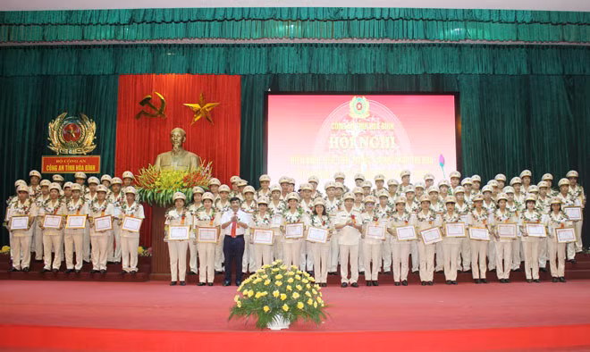 Nhiều tập thể, cá nhân điển hình tiên tiến của Công an tỉnh Hòa Bình được tôn vinh.