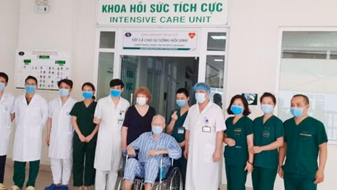 Các bác sĩ của Bệnh viện Bệnh Nhiệt đới Trung ương chúc mừng bệnh nhân 26 người Anh đã khỏi bệnh.