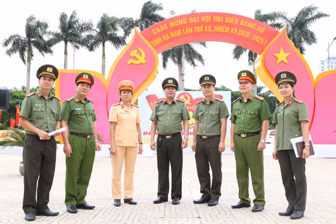 Đại tá Phạm Hoài Nam, Phó Giám đốc Công an tỉnh Hà Nam và đoàn công tác kiểm tra công tác đảm bảo ANTT, bảo vệ Đại hội Đảng bộ tỉnh Hà Nam.