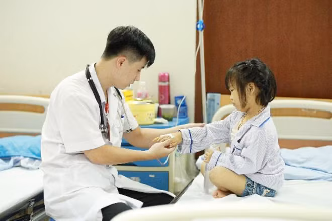 Với các bệnh nhân ở Viện Huyết học, bác sĩ như những người thân của họ. Ảnh: Công Thắng.