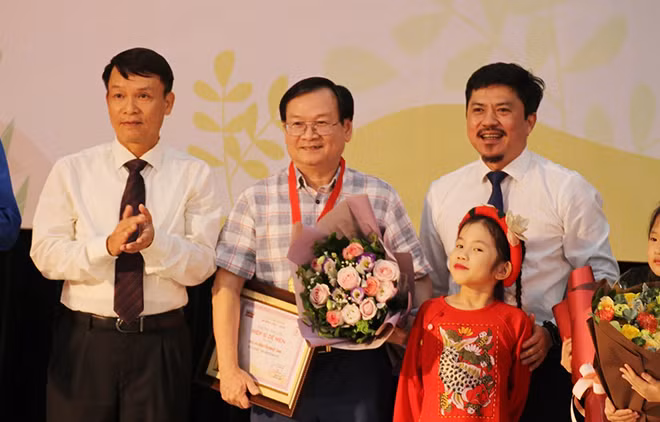 Nhà văn Nguyễn Nhật Ánh nhận Giải Hiệp sĩ Dế Mèn.