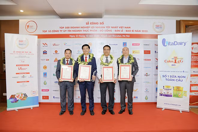 Đại diện Petrovietnam và một số đơn vị thành viên được vinh danh tại buổi lễ. Đại diện Petrovietnam và một số đơn vị thành viên được vinh danh tại buổi lễ.