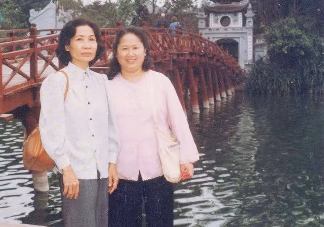 Hằng Thu Thảo (trái) giao thông viên tuyến Sài Gòn - Mỹ Tho, cụm H67 trong một lần ra thăm Hà Nội.