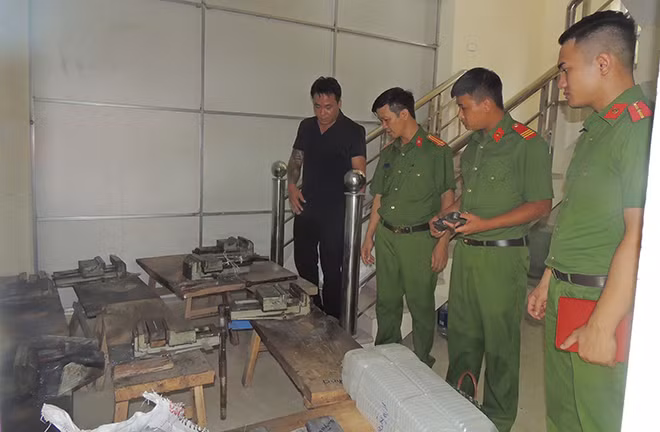 Công an Kim Bảng thu giữ 8 máy giập sản xuất đạn chì.