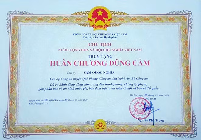 Chủ tịch nước truy tặng Huân chương dũng cảm cho đại úy Sầm Quốc Nghĩa.
