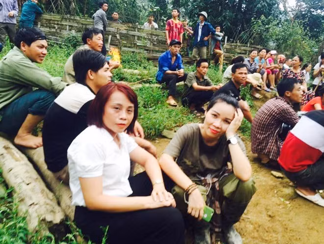 Người dân và công an xã giúp đẩy chiếc ô tô qua đoạn sình lầy đến hiện trường vụ án do Tẩn Láo Lở gây ra.