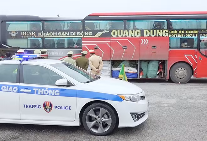 Tổ công tác Phòng CSGT Công an tỉnh Thừa Thiên-Huế kiểm tra phát hiện xe khách BKS 74B-008.49 chở hàng lậu.