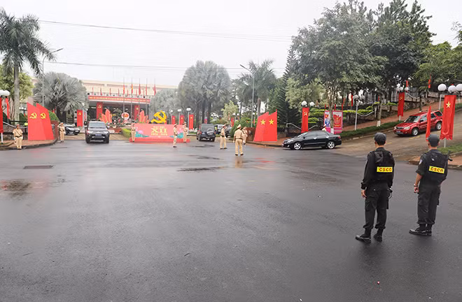Lực lượng Công an Đắk Nông triển khai lực lượng bảo đảm an ninh, trật tự, trật tự an toàn giao thông tại khu vực diễn ra Đại hội.