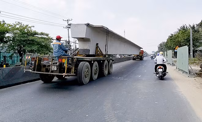 Hai phương tiện vận chuyển hàng siêu trường siêu trọng vừa được phát hiện, không có giấy phép.