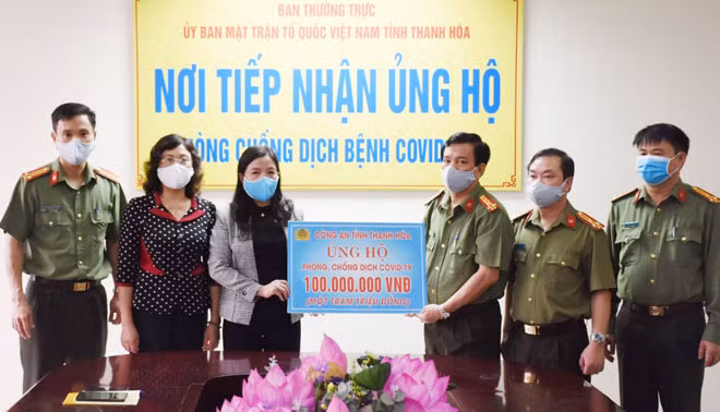 Ngoài làm tốt công tác chuyên môn, thời gian qua, Công an tỉnh Thanh Hóa đã có nhiều hoạt động thiết thực trong công tác phòng, chống dịch COVID-19. Trong ảnh: lãnh đạo Công an tỉnh Thanh Hóa trao số tiền ủng hộ 100 triệu đồng cho Ủy Ban MTTQ Việt Nam tỉnh Thanh Hóa tham gia phòng, chống dịch.