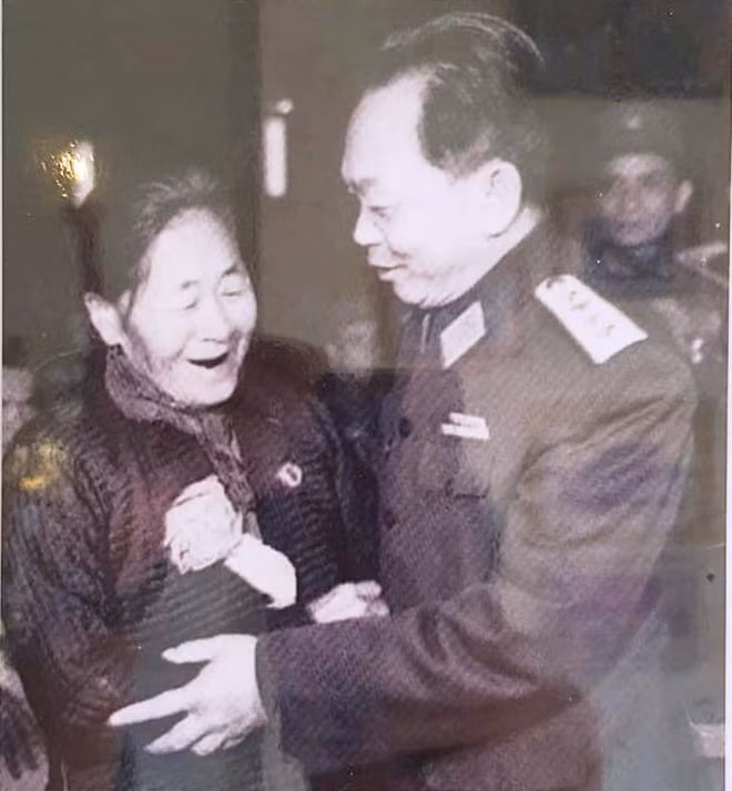 Đại tướng Võ Nguyên Giáp thăm hỏi, động viên Anh hùng Nguyễn Thị Suốt.