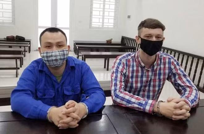 Hai đối tượng Andrew và Nguyễn Đức Mạnh tại phiên tòa. Hai đối tượng Andrew và Nguyễn Đức Mạnh tại phiên tòa.