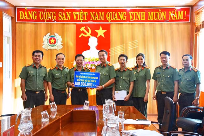 Trao hỗ trợ 100 triệu đồng cho Công an Quảng Nam. Trao hỗ trợ 100 triệu đồng cho Công an Quảng Nam.