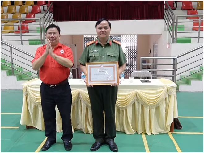 Công an tỉnh nhận tặng Bằng khen của Trung ương Hội chữ thập đỏ Việt Nam về thành tích xuất sắc trong hoạt động hiến máu tình nguyện. Công an tỉnh nhận tặng Bằng khen của Trung ương Hội chữ thập đỏ Việt Nam về thành tích xuất sắc trong hoạt động hiến máu tình nguyện.