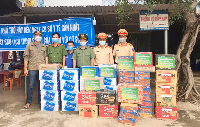 Đoàn Thanh niên Công an tỉnh Đắk Nông tặng quà cho lực lượng làm nhiệm vụ tại điểm chốt ở huyện Cư Jút.