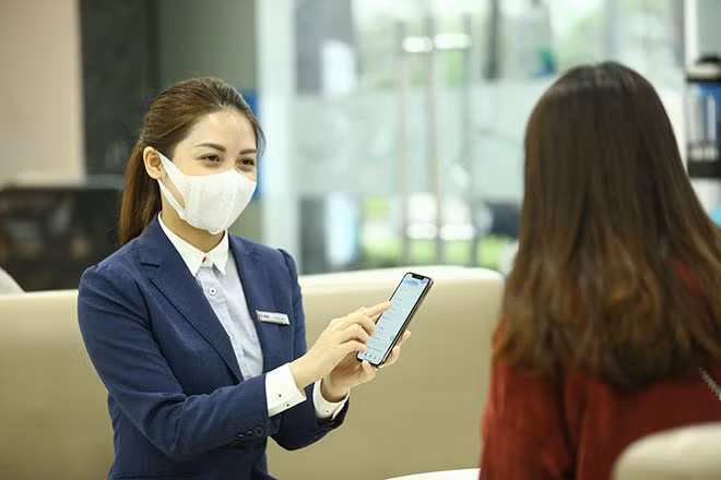 MB đẩy mạnh tư vấn sử dụng app MBbank để giảm tần suất sử dụng tiền mặt cho khách hàng.