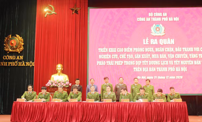 Đại diện 30 quận, huyện, thị xã ký cam kết hưởng ứng cao điểm về phòng ngừa, ngăn chặn, đấu tranh với các hành vi nghiên cứu, chế tạo, sản xuất, mua bán, vận chuyển, tàng trữ và sử dụng pháo trái phép.