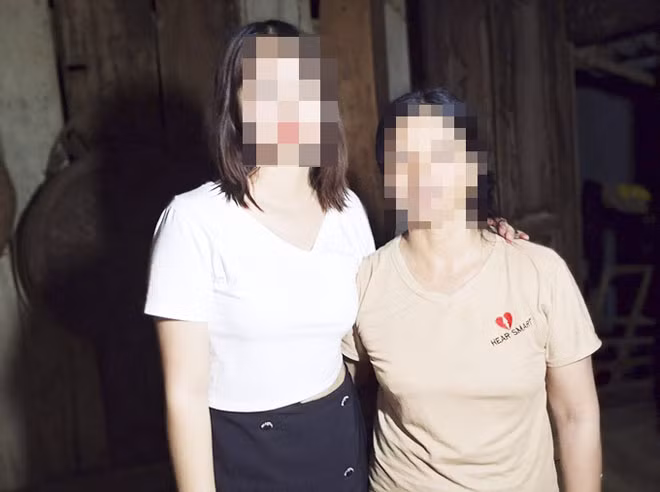 Hạnh phúc hội ngộ với mẹ sau 9 năm bị lừa bán.