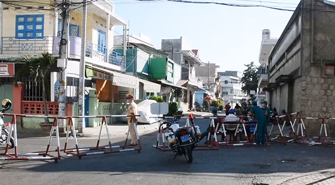 Công an TP Phan Thiết bảo vệ 2 tuyến đường được cách ly.