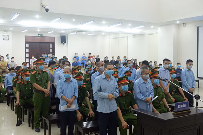 Các bị cáo tại phiên toà.