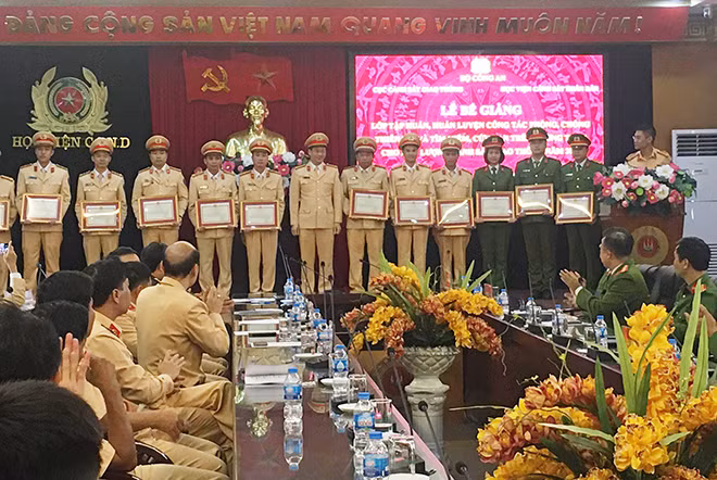 Cán bộ, chiến sĩ nhận Giấy khen đã có thành tích xuất sắc tại lớp huấn luyện.