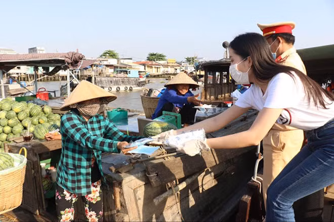Hoa khôi Huỳnh Thuý Vi phát khẩu trang phòng, chống COVID-19.