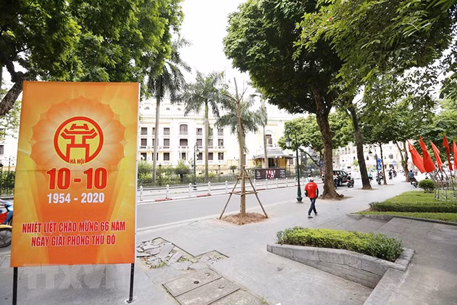 Phố Tràng Tiền được trang trí chào mừng 1010 năm Thăng Long – Hà Nội.
