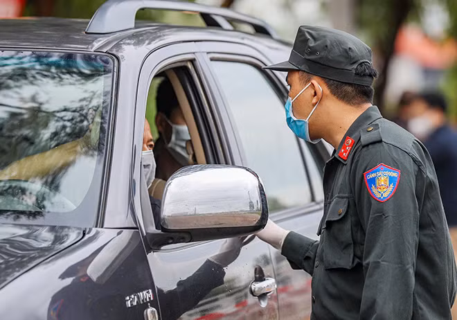 Công an tỉnh Vĩnh Phúc làm nhiệm vụ tại các chốt vào xã Sơn Lôi trước giờ gỡ bỏ phong tỏa. Ảnh Phong Sơn