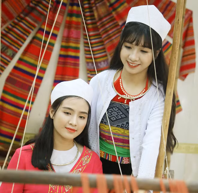 Thiếu nữ Mường duyên dáng bên khung dệt.