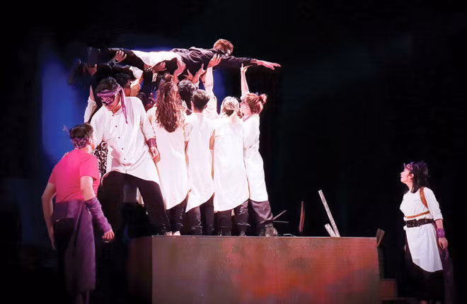 Một cảnh trong vở “Romeo và Juliet” của Nhà hát Tuổi trẻ phiên bản 2019 dưới bàn tay của đạo diễn Beverly Blankenship.