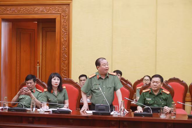 Đại diện Bộ Tư lệnh Cảnh vệ phát biểu tại cuộc họp. Đại diện Bộ Tư lệnh Cảnh vệ phát biểu tại cuộc họp.