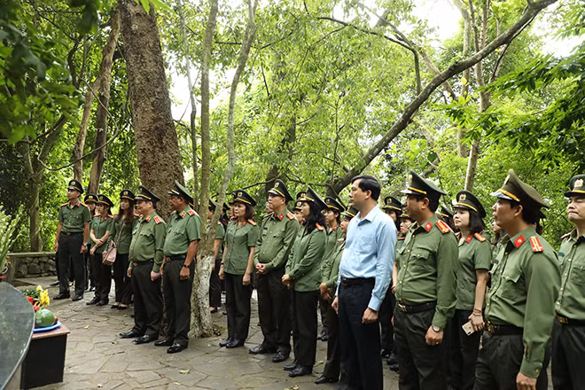 Đoàn Cục Đối ngoại nghe giới thiệu về di tích Đá Chông.