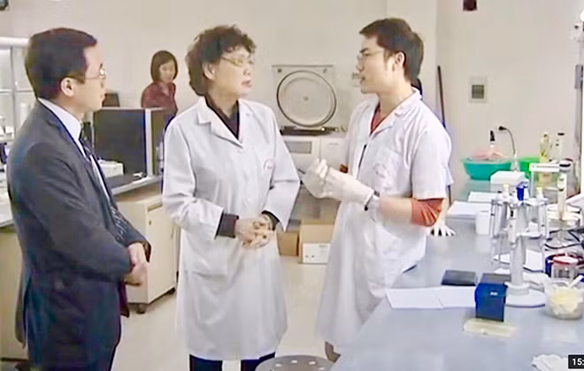 GS.TS. Tạ Thành Văn – Hiệu trưởng Trường Đại học Y Hà Nội – (ngoài cùng bên trái) trao đổi với PGS.TS. Nguyễn Thị Hà, nguyên Phó Hiệu trưởng Trường Đại học Y Hà Nội và TS. Nguyễn Trọng Tuệ (ngoài cùng bên phải) về kết quả nghiên cứu trên ruồi giấm.