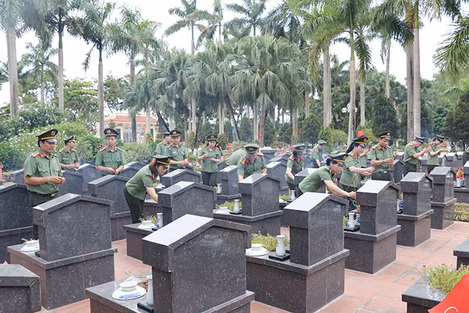 Đoàn đại biểu Cục Y tế dâng hương tưởng nhớ, tri ân các Anh hùng liệt sĩ, Mẹ Việt Nam Anh hùng tại Nghĩa trang Liệt sĩ Nhổn.