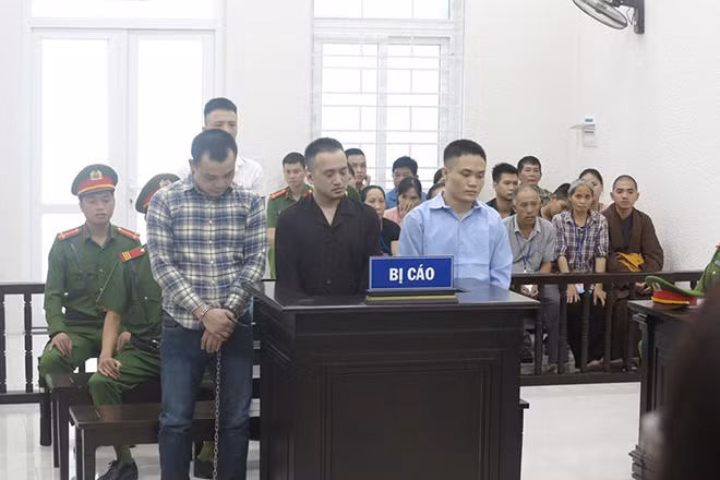 Các bị cáo tại phiên xử.