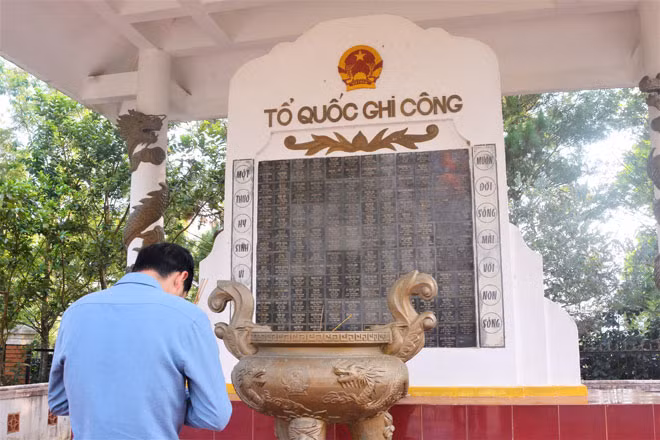 Bia Tổ quốc ghi công những liệt sĩ của xã Xuân Trường.