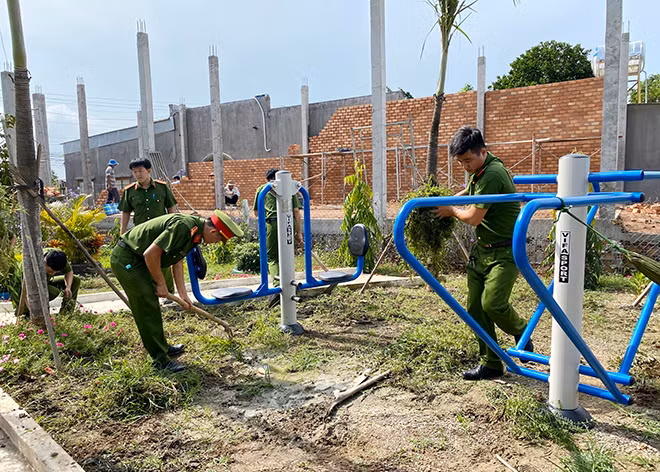 Công an Đồng Nai bám cơ sở, giúp dân.