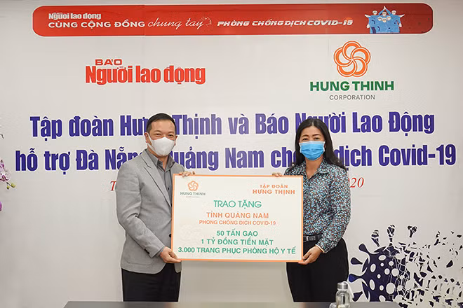 Thông qua báo Người Lao động, ông Phạm Thanh Hùng - Phó Chủ tịch HĐQT kiêm Phó Tổng Giám đốc Tập đoàn Hưng Thịnh trao bảng tượng trưng cho bà Nguyễn Thị Bạch Mai – Phó Trưởng ban thường trực Ban Dân vận Thành ủy TP.HCM nhằm hỗ trợ tỉnh Quảng Nam phòng chống dịch COVID-19